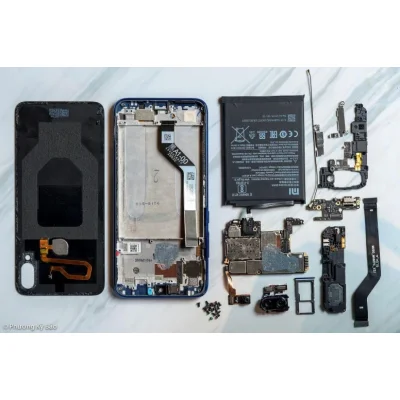 Điện thoại Xiaomi được tháo rời để sửa chữa linh kiện tại Kim Anh Mobile Đà Nẵng.