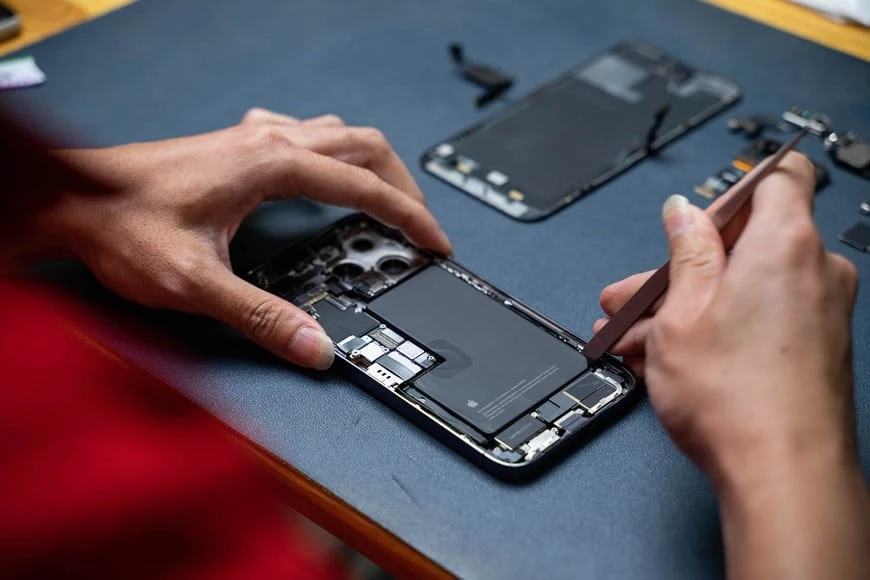 Kỹ thuật viên Kim Anh Mobile sửa chữa iPhone 15 Pro Max chuyên nghiệp, uy tín tại Đà Nẵng.