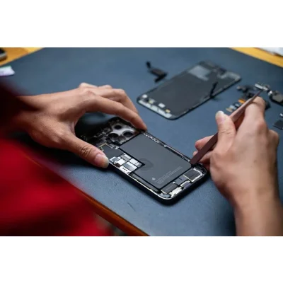 Kỹ thuật viên Kim Anh Mobile sửa chữa iPhone 15 Pro Max chuyên nghiệp, uy tín tại Đà Nẵng.