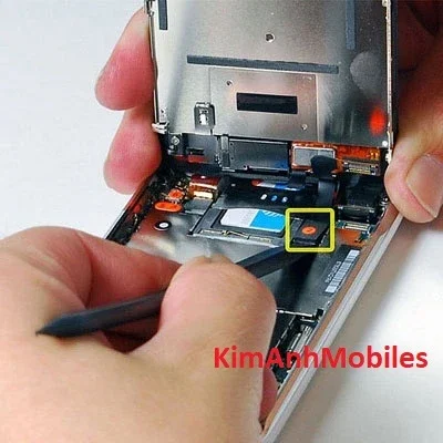 Kỹ thuật viên Kim Anh Mobile sửa chữa điện thoại iPhone chuyên nghiệp, uy tín tại Đà Nẵng.