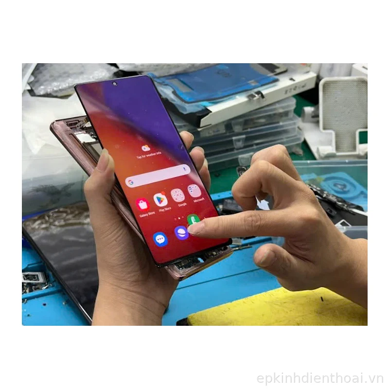 Kỹ thuật viên Kim Anh Mobile kiểm tra màn hình điện thoại Samsung sau sửa chữa uy tín tại Đà Nẵng.