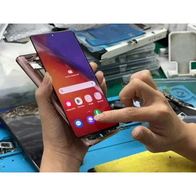 Kỹ thuật viên Kim Anh Mobile kiểm tra màn hình điện thoại Samsung sau sửa chữa uy tín tại Đà Nẵng.