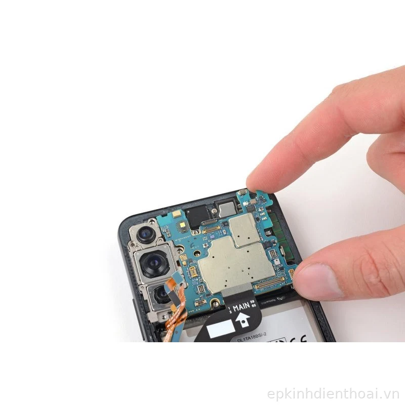 Kỹ thuật viên Kim Anh Mobile sửa chữa mainboard điện thoại chuyên nghiệp tại Đà Nẵng.