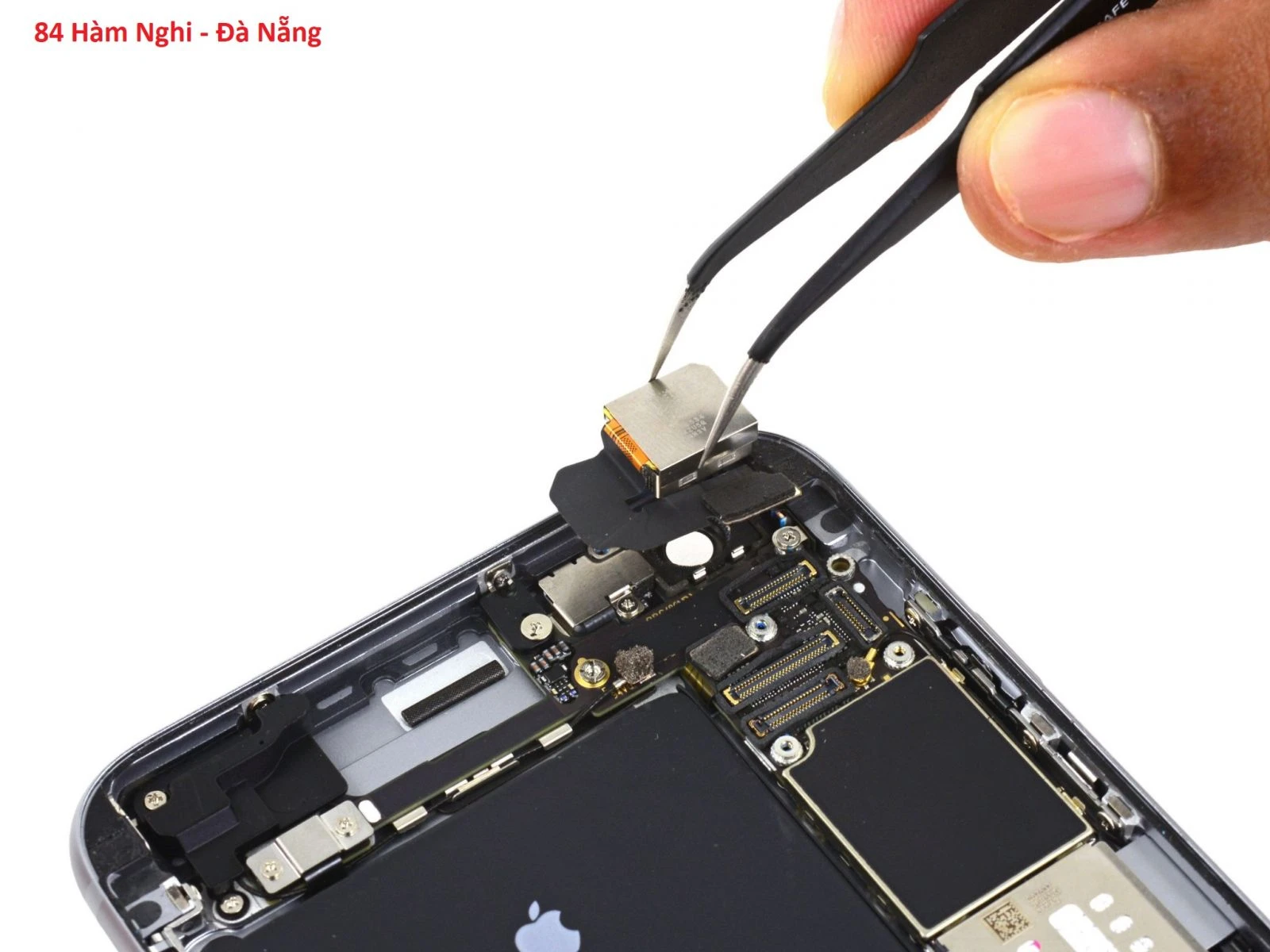 Kỹ thuật viên Kim Anh Mobile thay camera iPhone uy tín lấy ngay tại Đà Nẵng.