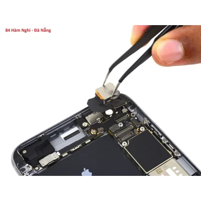 Kỹ thuật viên Kim Anh Mobile thay camera iPhone uy tín lấy ngay tại Đà Nẵng.