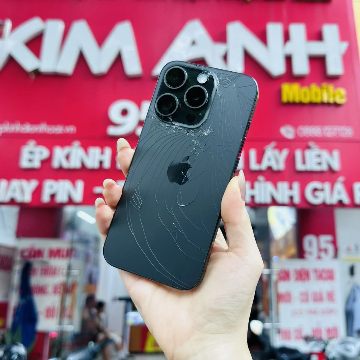Thay kính lưng iPhone 15 Pro Max bị vỡ lấy ngay tại Kim Anh Mobile Đà Nẵng.