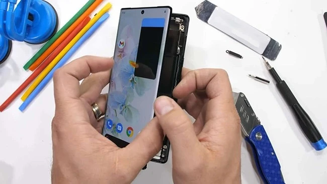 Kỹ thuật viên đang thay màn hình điện thoại Google Pixel uy tín tại Kim Anh Mobile Đà Nẵng.