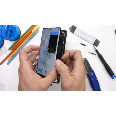 Kỹ thuật viên đang thay màn hình điện thoại Google Pixel uy tín tại Kim Anh Mobile Đà Nẵng.