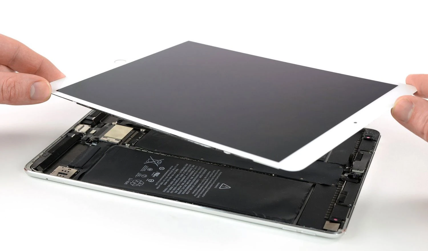 Kỹ thuật viên đang thay màn hình iPad Air lấy ngay tại Kim Anh Mobile Đà Nẵng.