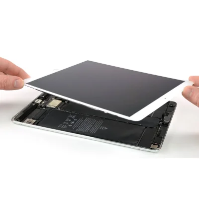 Kỹ thuật viên đang thay màn hình iPad Air lấy ngay tại Kim Anh Mobile Đà Nẵng.