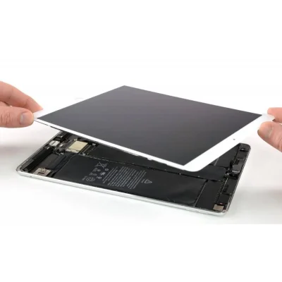 Kỹ thuật viên Kim Anh Mobile đang thay màn hình iPad lấy ngay, uy tín tại Đà Nẵng.