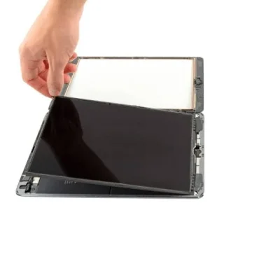 Kỹ thuật viên Kim Anh Mobile thay màn hình iPad lấy ngay, uy tín tại Đà Nẵng.