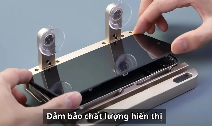 Kỹ thuật viên Kim Anh Mobile thay màn hình iPhone 15 Pro Max lấy ngay uy tín tại Đà Nẵng.