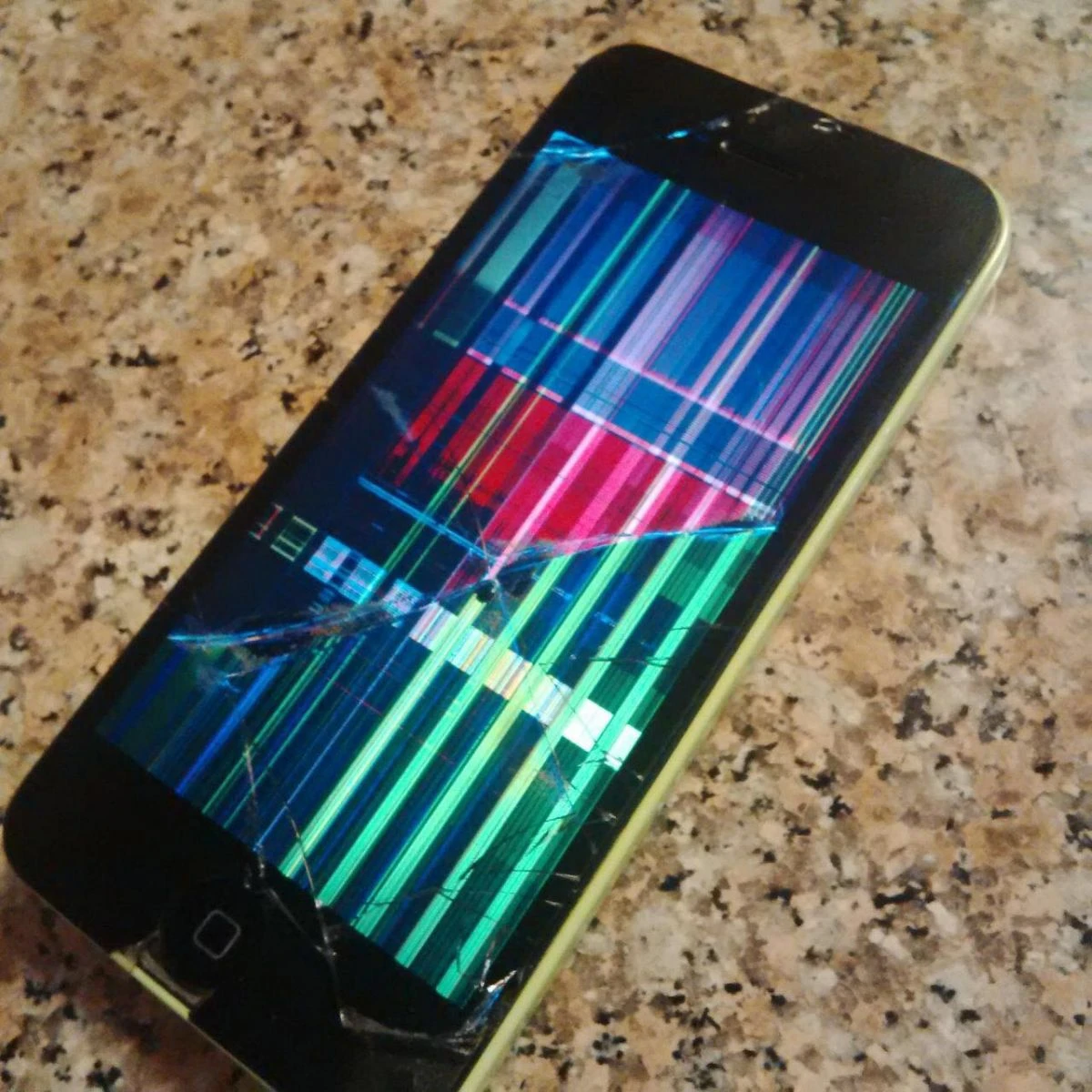 Thay màn hình iPhone 5C bị vỡ, sọc màu uy tín tại Kim Anh Mobile Đà Nẵng.
