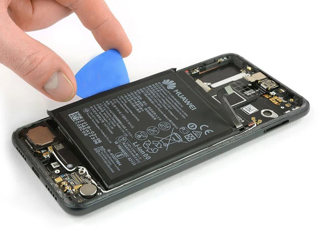 Kỹ thuật viên Kim Anh Mobile thay pin điện thoại Huawei lấy ngay uy tín tại Đà Nẵng.