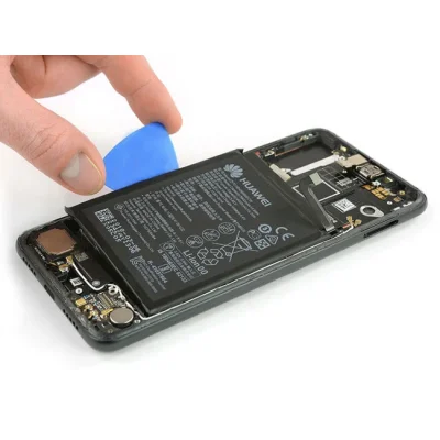 Kỹ thuật viên Kim Anh Mobile thay pin điện thoại Huawei lấy ngay uy tín tại Đà Nẵng.