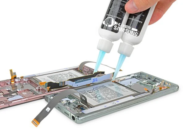 Kỹ thuật viên đang thay pin điện thoại Samsung lấy ngay tại Kim Anh Mobile Đà Nẵng.