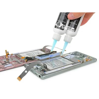 Kỹ thuật viên đang thay pin điện thoại Samsung lấy ngay tại Kim Anh Mobile Đà Nẵng.