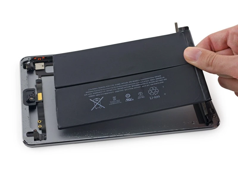 Kỹ thuật viên Kim Anh Mobile thay pin iPad Air 1 chính hãng lấy ngay tại Đà Nẵng