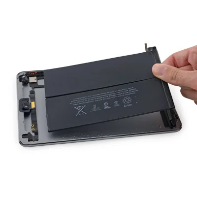 Kỹ thuật viên Kim Anh Mobile thay pin iPad Air 1 chính hãng lấy ngay tại Đà Nẵng