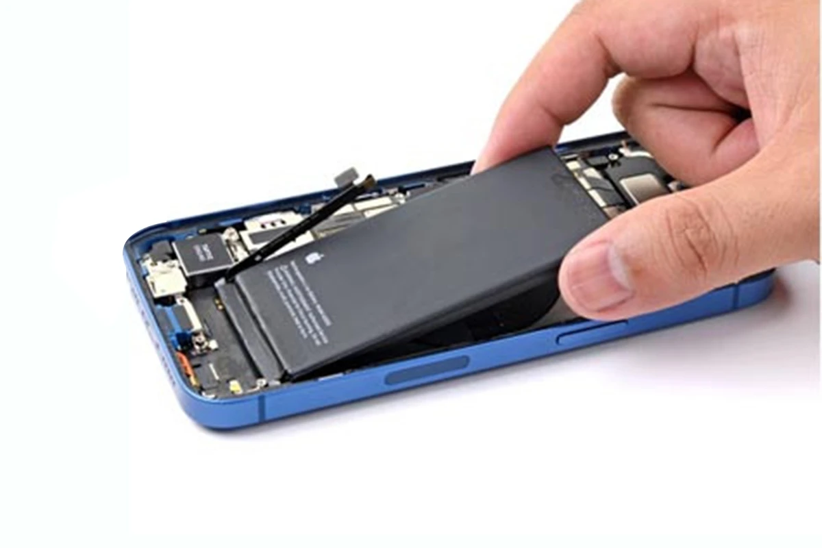 Kỹ thuật viên Kim Anh Mobile thay pin iPhone 12 Pro Max lấy ngay uy tín tại Đà Nẵng.