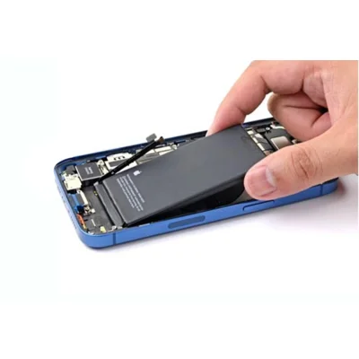 Kỹ thuật viên Kim Anh Mobile thay pin iPhone 12 Pro Max lấy ngay uy tín tại Đà Nẵng.