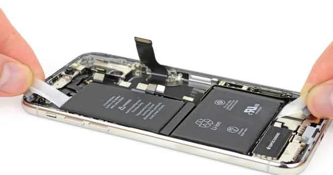 Kỹ thuật viên Kim Anh Mobile thay pin iPhone lấy ngay, uy tín tại Đà Nẵng.