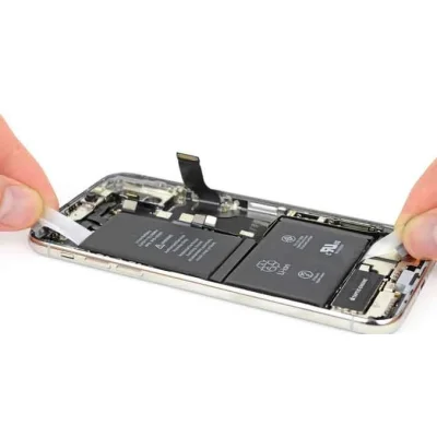 Kỹ thuật viên Kim Anh Mobile thay pin iPhone lấy ngay, uy tín tại Đà Nẵng.