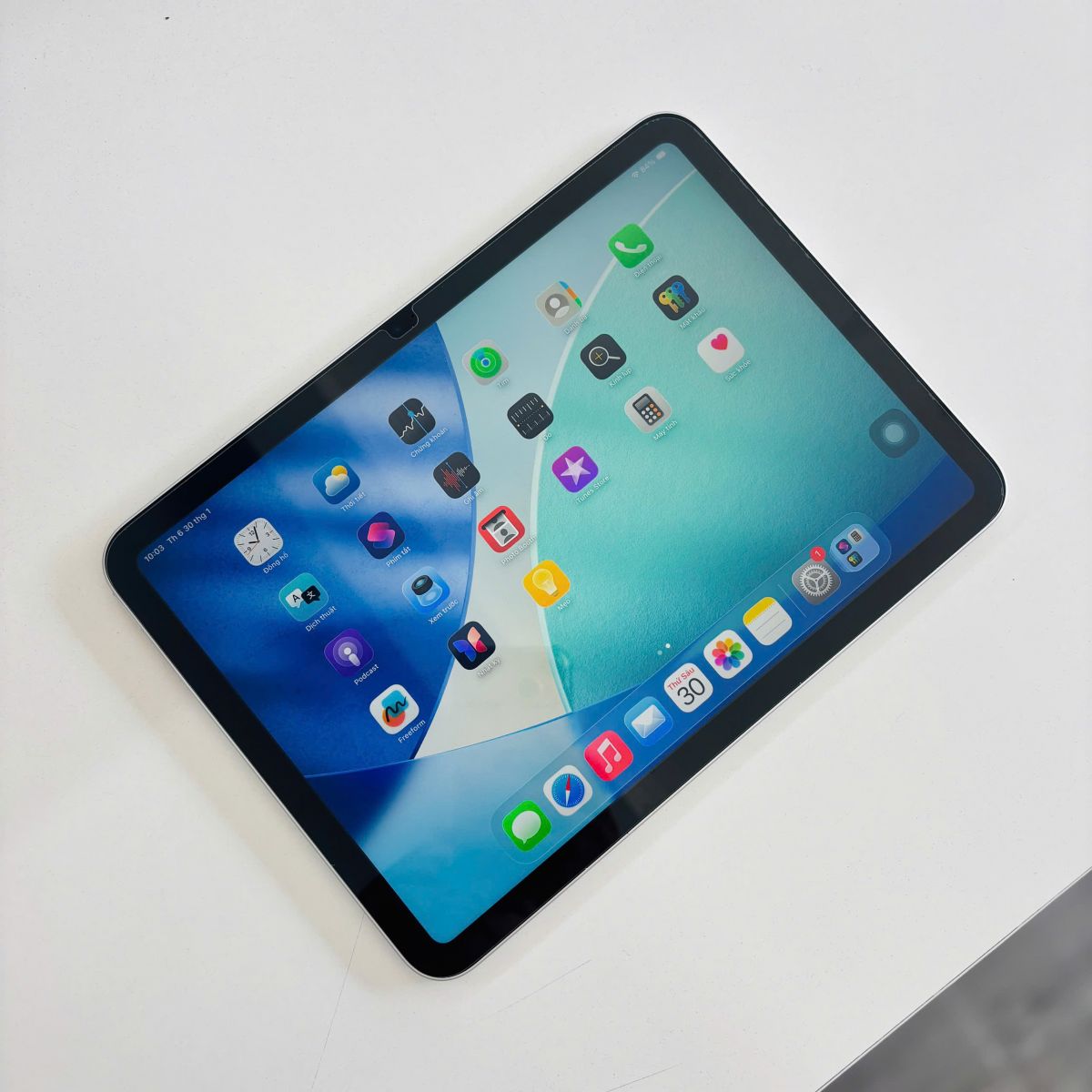 iPad Gen 10 với màn hình lớn hiển thị sắc nét
