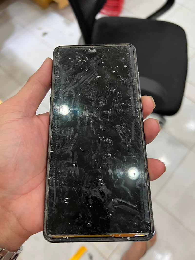 Sau khi tách mặt kính vỡ của Samsung A72